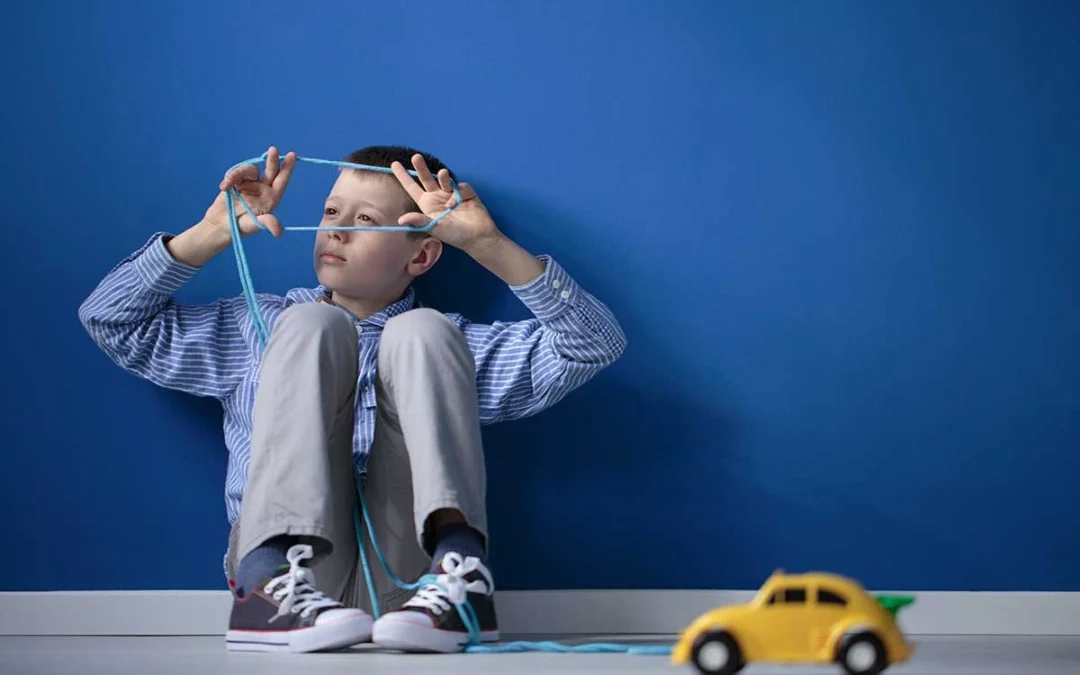 Mi hijo habla y va bien en la escuela, ¿aun así puede tener autismo?